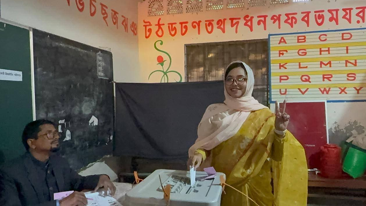 ভোট দিচ্ছেন এনসিপি নেত্রী মিতু