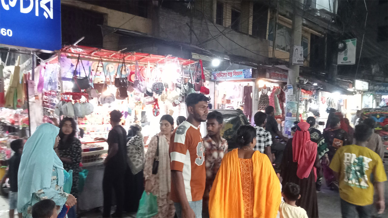 ফুটপাতের দোকানগুলোতে ক্রেতাদের ভিড়