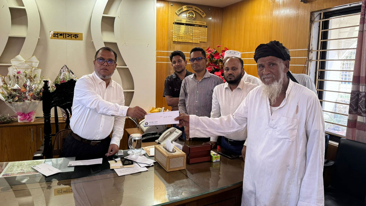 ক্ষতিগ্রস্ত পরিবারগুলোর মাঝে আর্থিক সহায়তার চেক বিতরণ