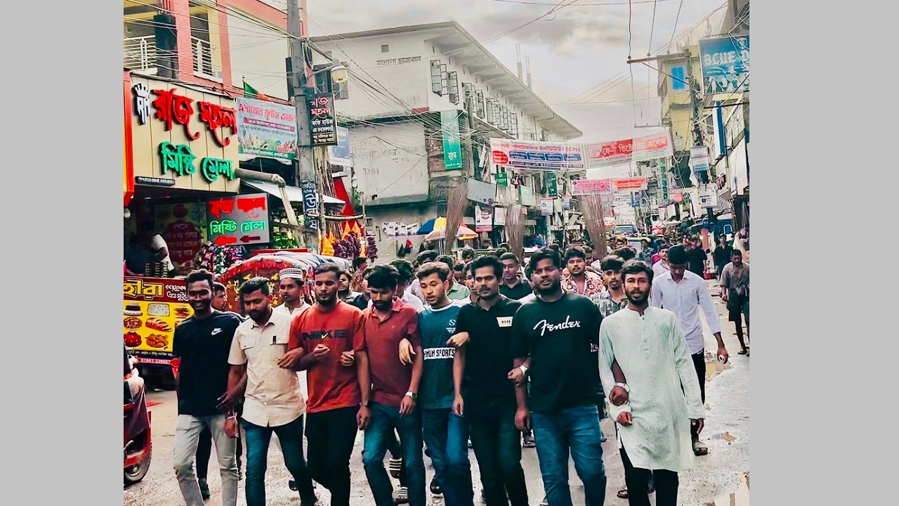 সোনাগাজীতে জেলা বিএনপির নেতার বিরুদ্ধে জুলাইযোদ্ধাদের ঝাড়ু মিছিল