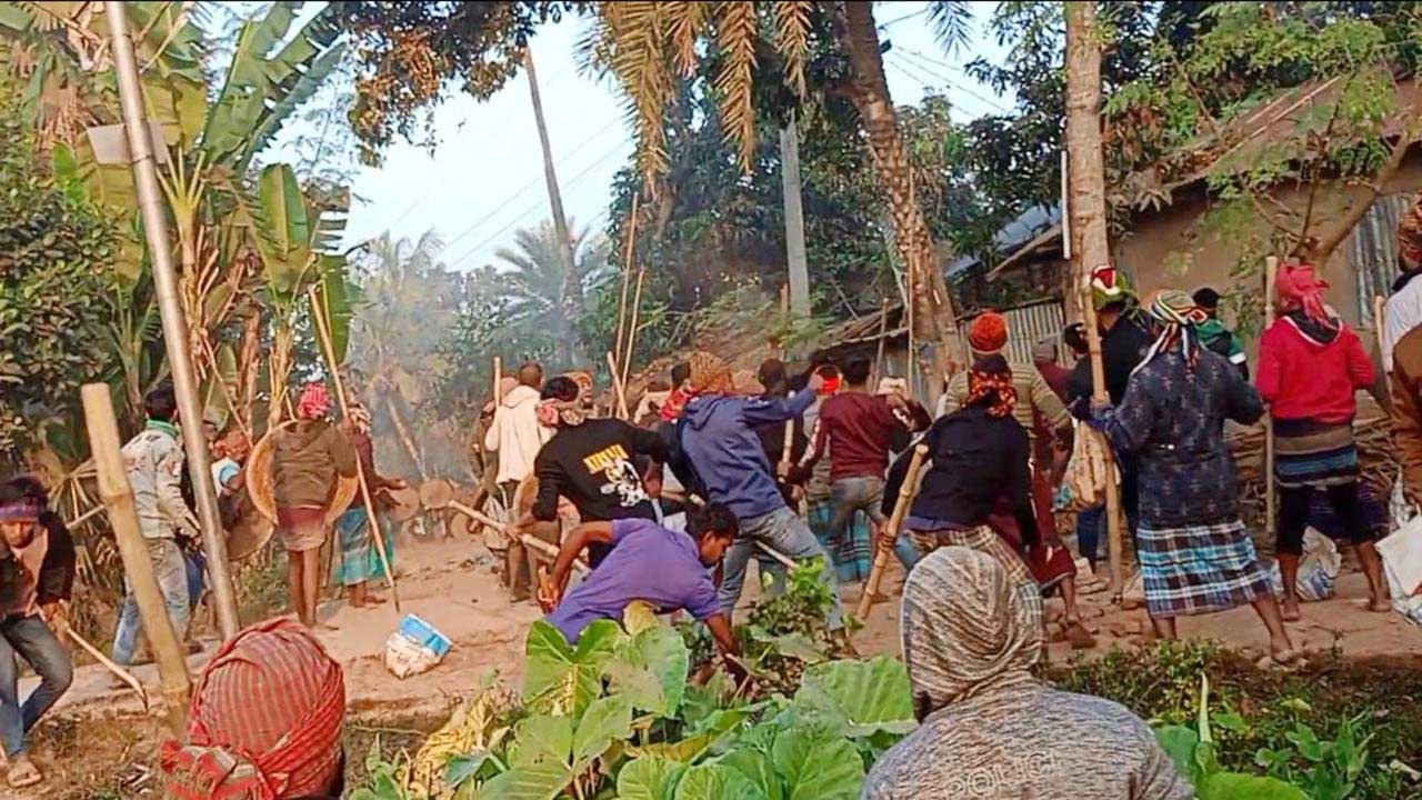 ঝিনাদহ সদর উপজেলার ফুরসন্দি গ্রামে বিএনপির দুটি পক্ষ সংঘর্ষে লিপ্ত হয়