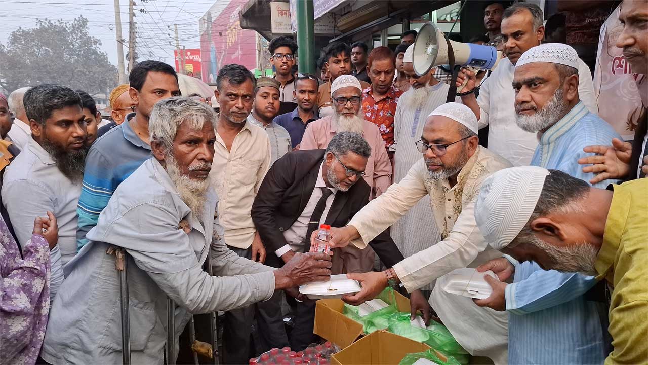 মো. আসাদুজ্জামানকে আইনমন্ত্রী হিসেবে দায়িত্ব দেয়ায় ঝিনাইদহে দুস্থ  মানুষের মাঝে ইফতার বিতরণ করা হয়