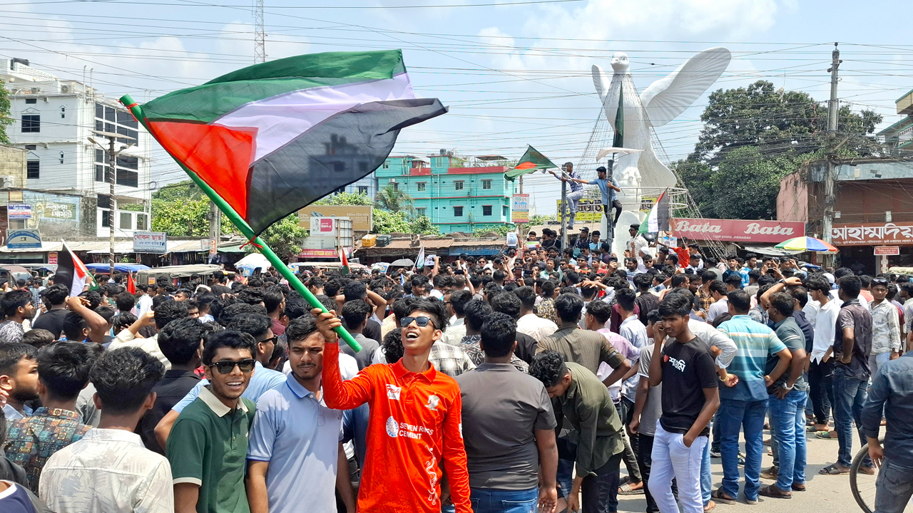 গাজায় দখলদার ইসরাইলের গণহত্যার প্রতিবাদে ঝিনাইদহে ছাত্রদলের বিক্ষোভ