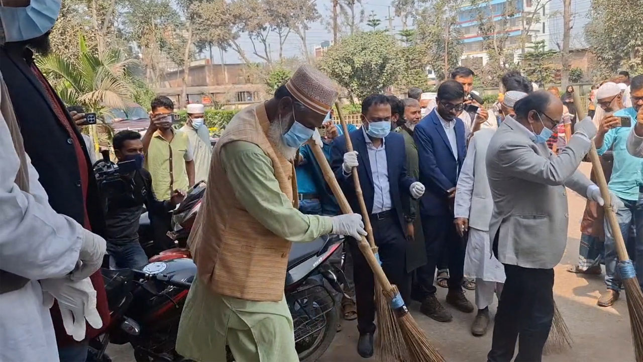 হাসপাতালে পরিচ্ছন্নতা অভিযান চালাচ্ছেন ঝিনাইদহ-২ আসনের নবনির্বাচিত এমপি