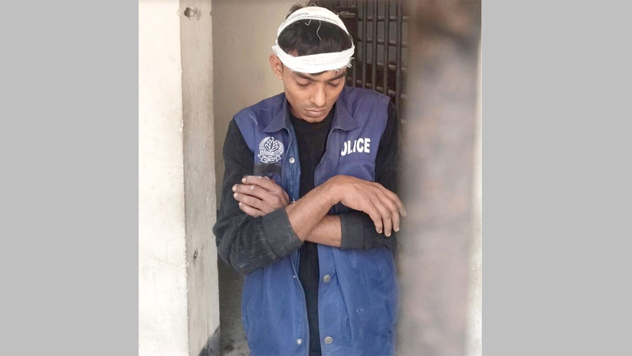 পুলিশের পোশাক পরে ডাকাতির সময় যুবক আটক