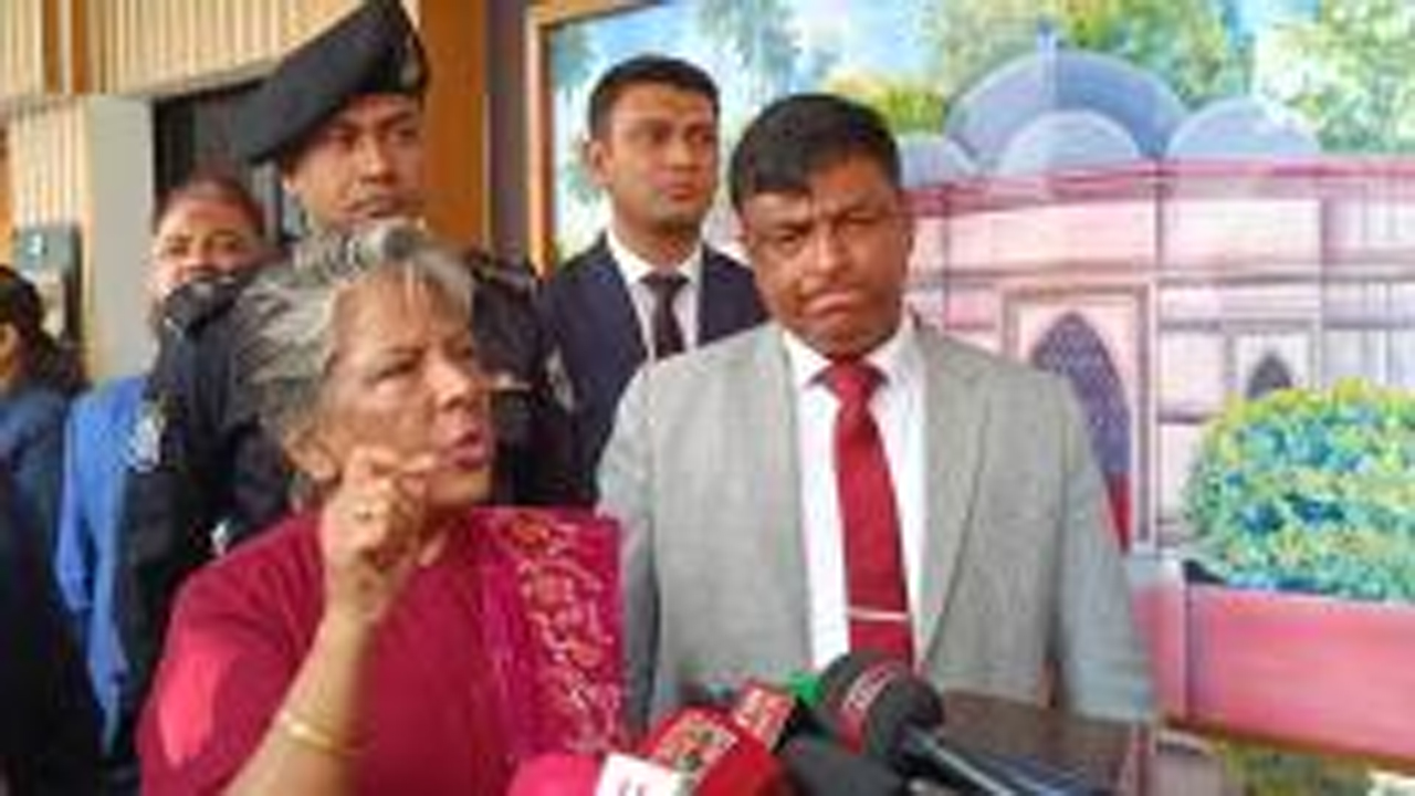 সাংবাদিকদের প্রশ্নের জবাব দিচ্ছেন উপদেষ্টা মুরশিদ
