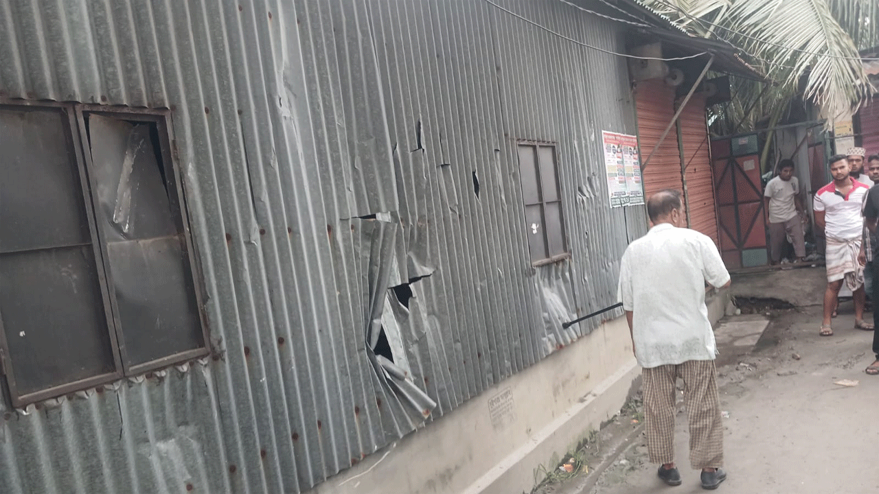 ক্ষতিগ্রস্থ ঘরবাড়ি