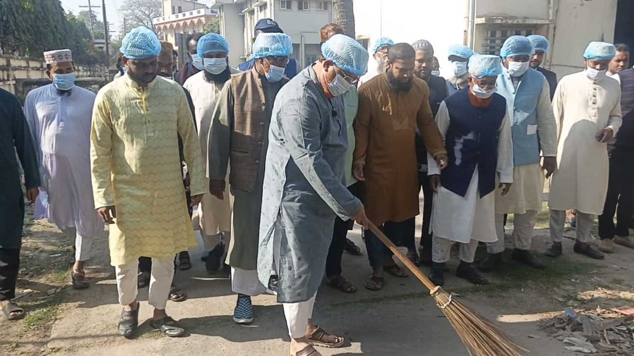 জীবননগর উপজেলা স্বাস্থ্য কমপ্লেক্সে পরিষ্কার-পরিচ্ছন্নতা কার্যক্রমে অংশ নেন চুয়াডাঙ্গা-২ আসনের সংসদ সদস্য ও জেলা জামায়াতের আমির রুহুল আমিন।