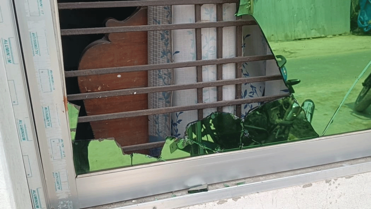 ভাঙচুর করা বসতবাড়ি