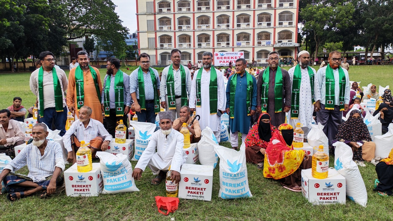 জীবননগরে দুস্থ ও হতদরিদ্র পরিবারের মাঝে ফুড প্যাকেট বিতরণ