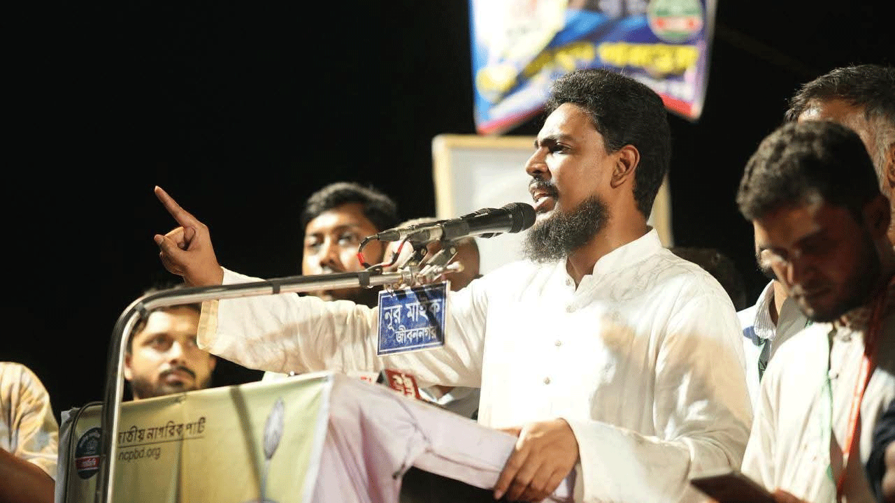 বক্তব্য রাখছেন এনসিপি নেতা আখতার হোসেন
