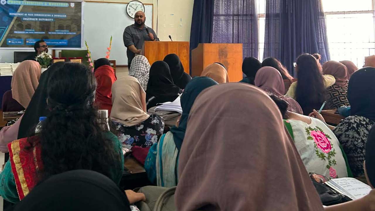 জবির সাংবাদিকতা বিভাগের আয়োজনে অনুষ্ঠিত হয় আলোকচিত্র কর্মশালা ও প্রদর্শনী