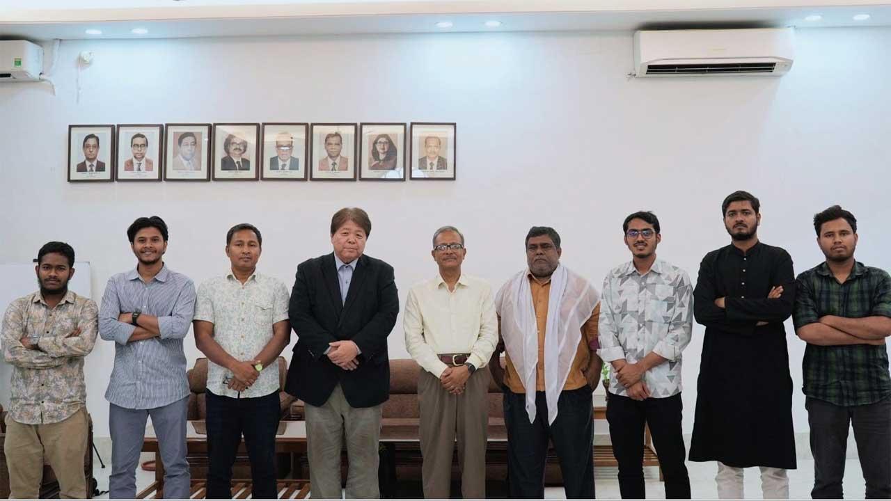 জবির ভিসির সাথে জাপানি প্রতিনিধি দলের সদস্য ও জকসু নেতারা