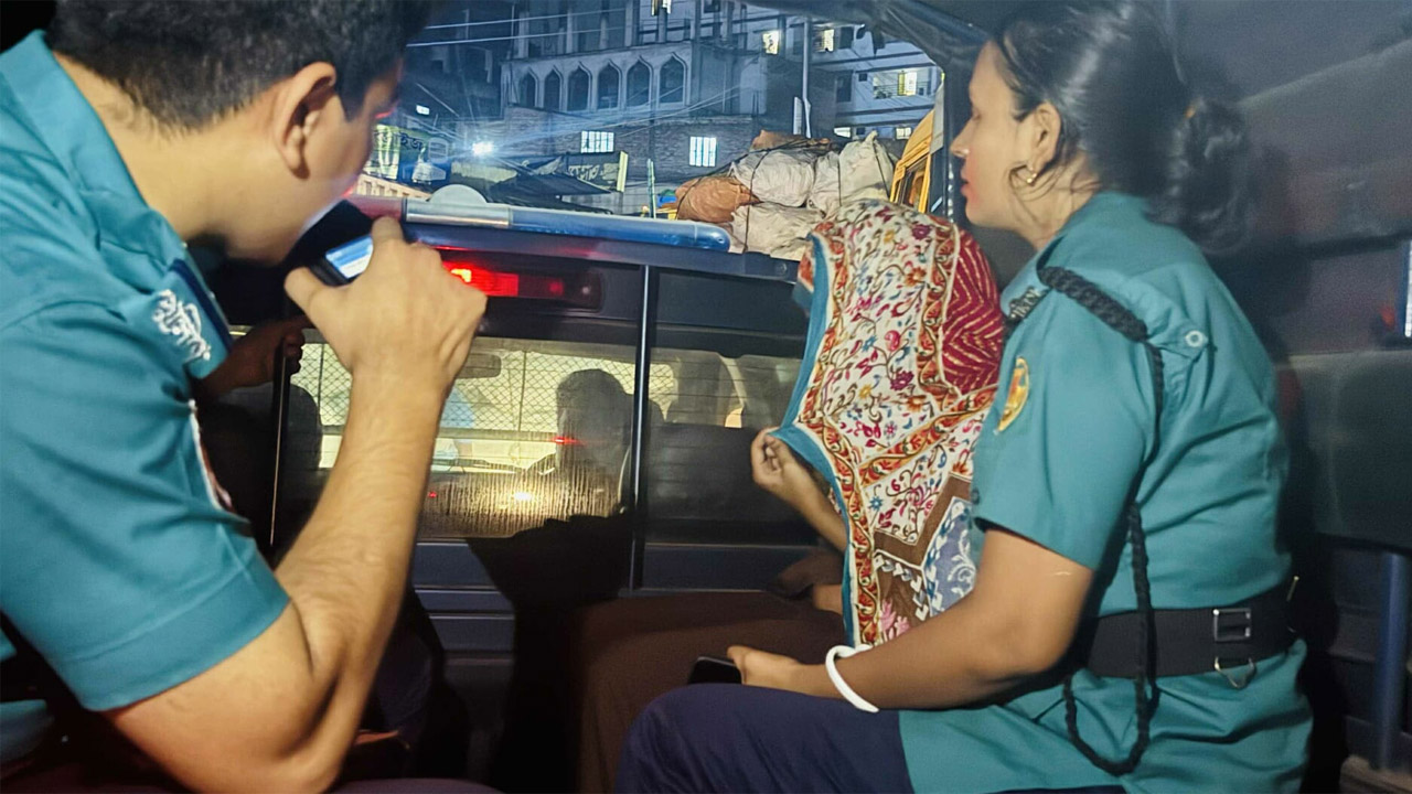বর্ষাকে আটক করে নিয়ে যাচ্ছে পুলিশ
