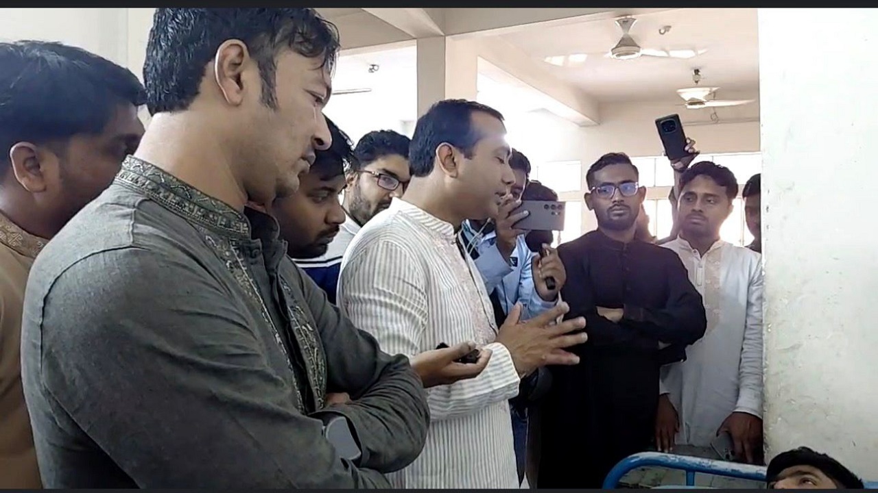 নিষিদ্ধ ছাত্রলীগ কর্মীকে দেখতে হাসপাতালে ছাত্রদল সভাপতি