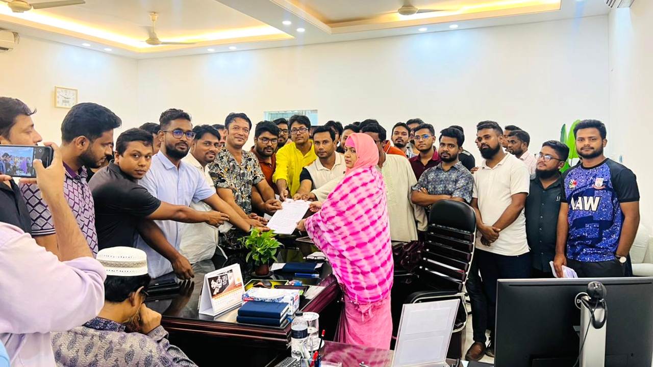 স্মারকলিপি দেন ছাত্রদলের নেতারা