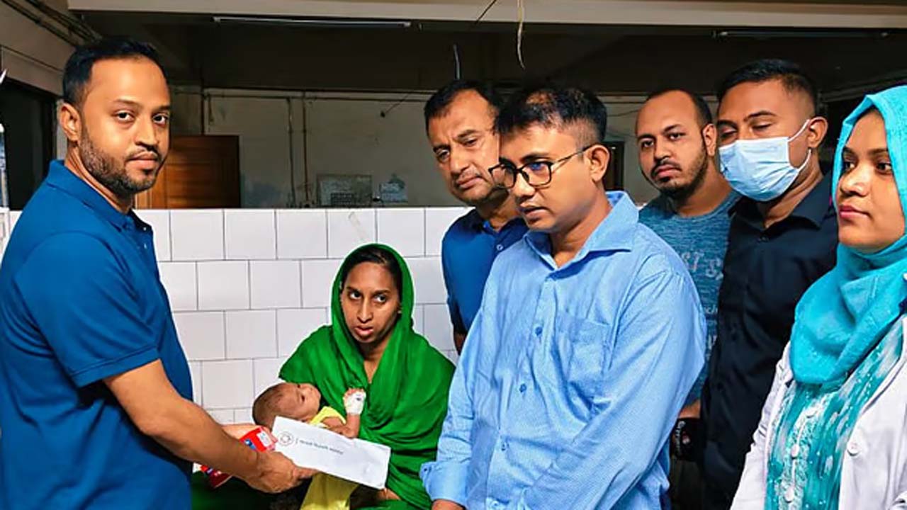 হামে আক্রান্ত শিশু নূর নাহারের পাশে দাঁড়িয়েছেন ডা: জুবাইদা রহমান
