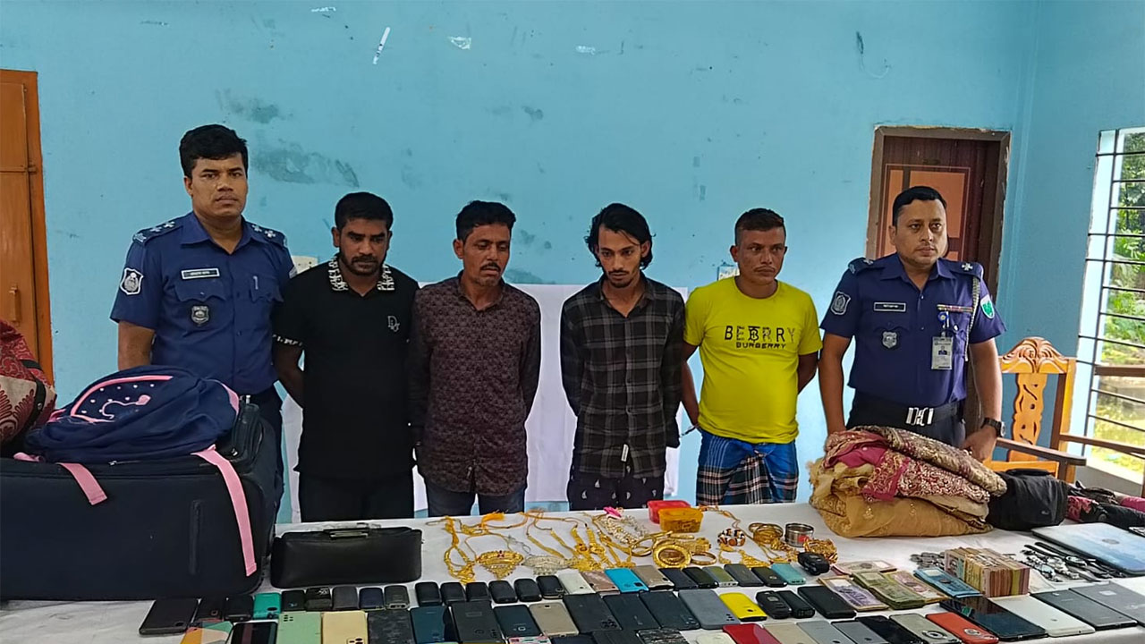 জকিগঞ্জে লুণ্ঠিত মালামালসহ ৪ ডাকাতকে গ্রেফতার করেছে পুলিশ