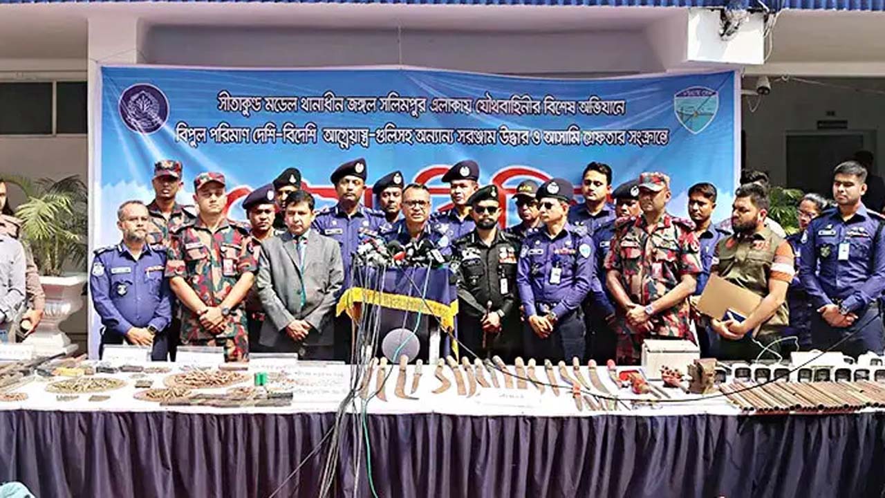 জঙ্গল সলিমপুরে অভিযান, বিপুল পরিমাণ অস্ত্রসহ আটক ২২