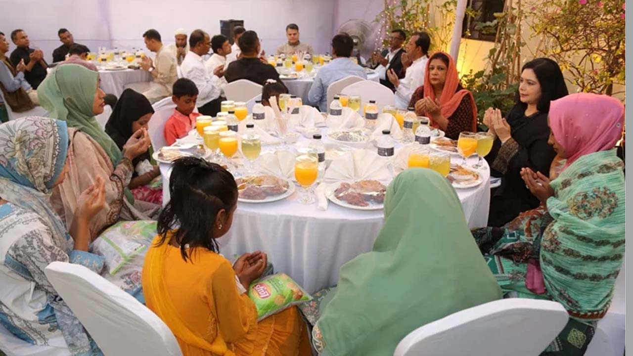 ডা: জুবাইদা রহমান গুলশানস্থ জিয়াউর রহমান ফাউন্ডেশনের কার্যালয়ে সুবিধাবঞ্চিত নারী ও শিশুদের নিয়ে ইফতার করেন