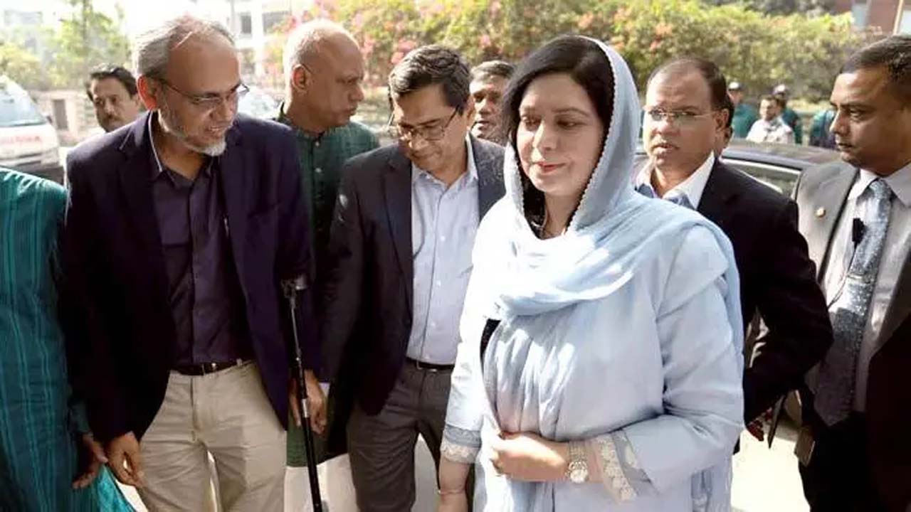 শুক্রবার বেলা ১১টা ৫৪ মিনিটে এভারকেয়ার হাসপাতালে প্রবেশ করেন ডা: জুবাইদা রহমান