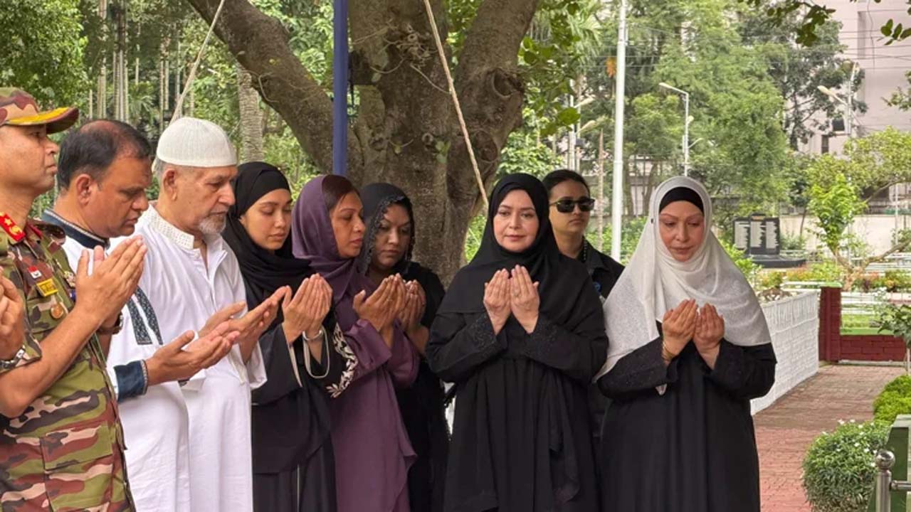 বাবার কবরে শ্রদ্ধা জানিয়েছেন ডা: জুবাইদা রহমান