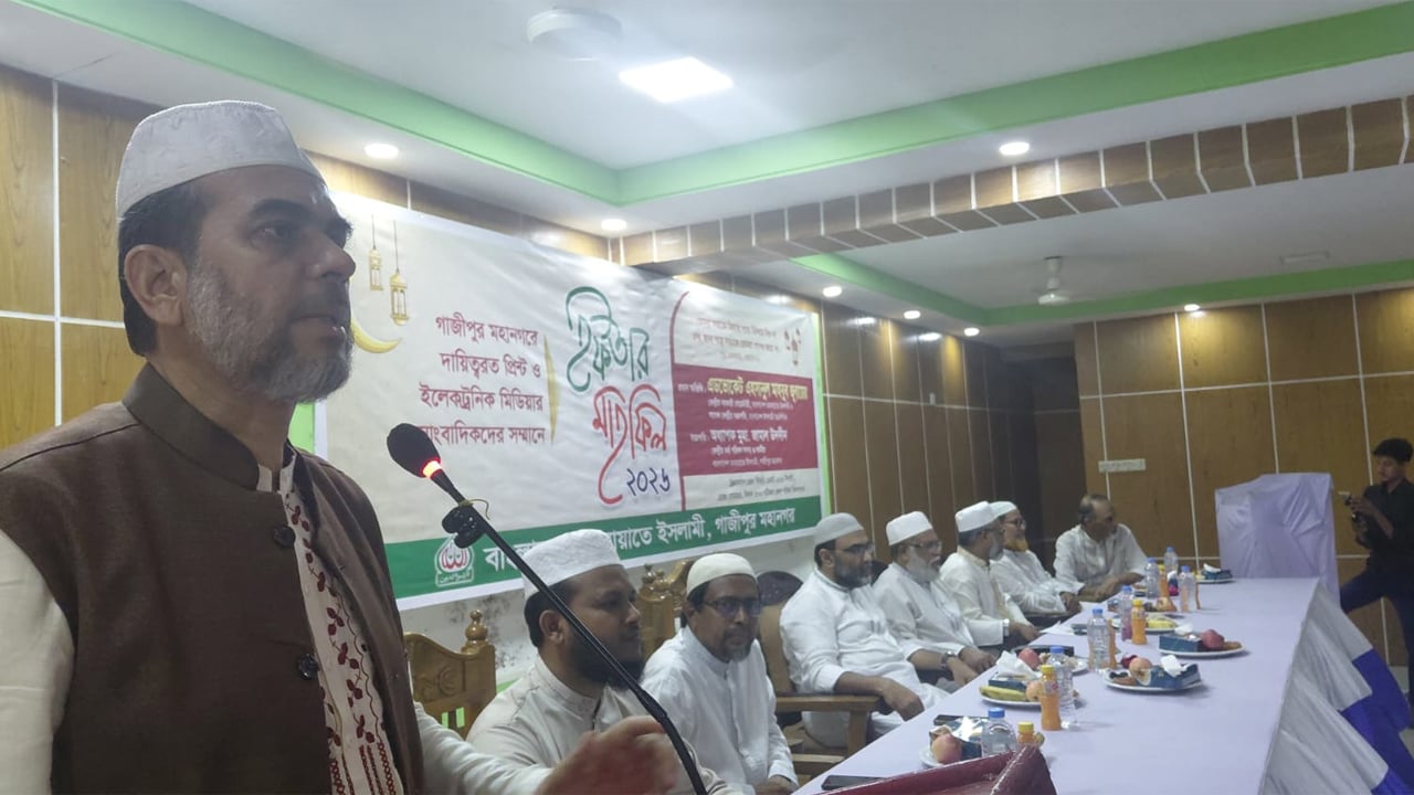 বক্তব্য রাখছেন অ্যাডভোকেট এহসানুল মাহবুব জুবায়ের