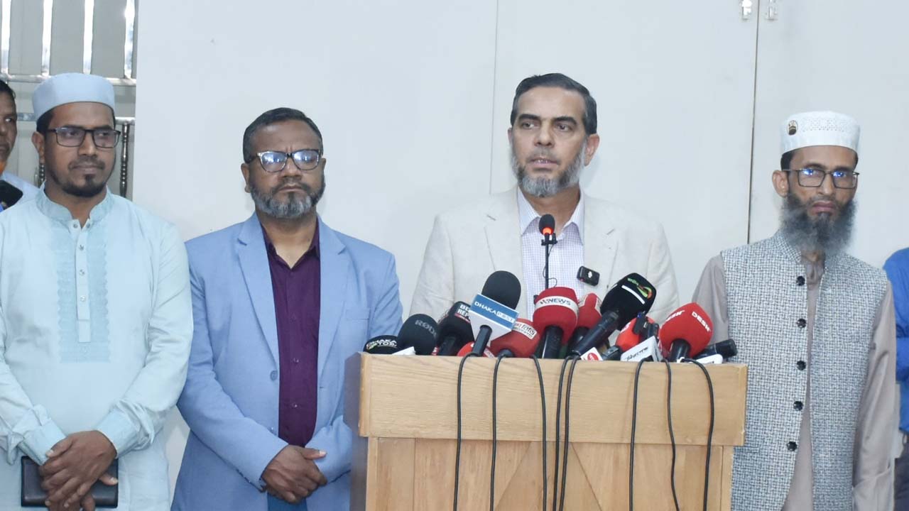 জামায়াতে ইসলামীর কেন্দ্রীয় কার্যালয়ে আয়োজিত এক প্রেস ব্রিফিংয়ে অ্যাডভোকেট জুবায়ের