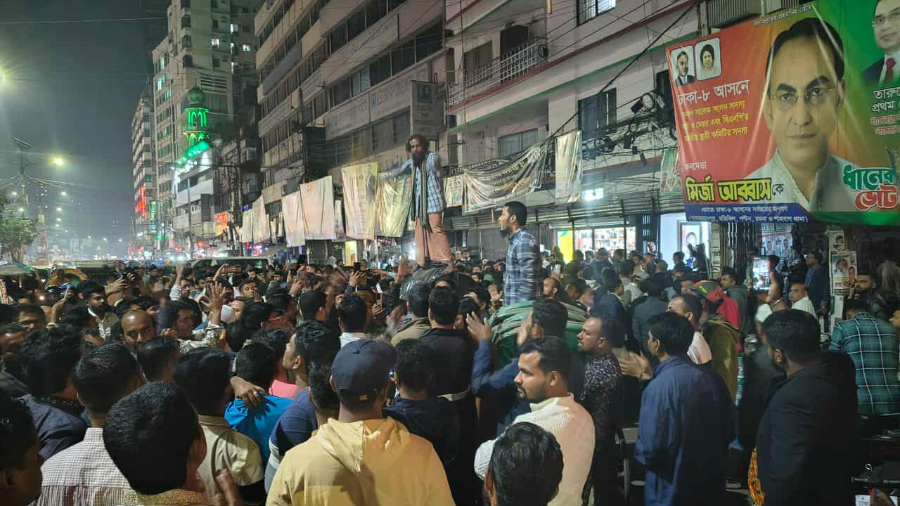 হাদিকে গুলি করার প্রতিবাদে নয়াপল্টনে যুবদলের বিক্ষোভ