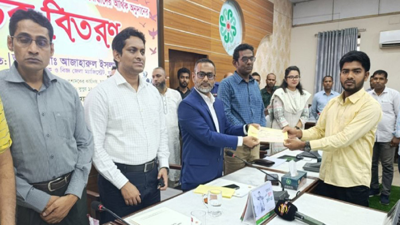 যশোরে জুলাই আন্দোলনে আহত ৬৬ জনকে অনুদান প্রদান