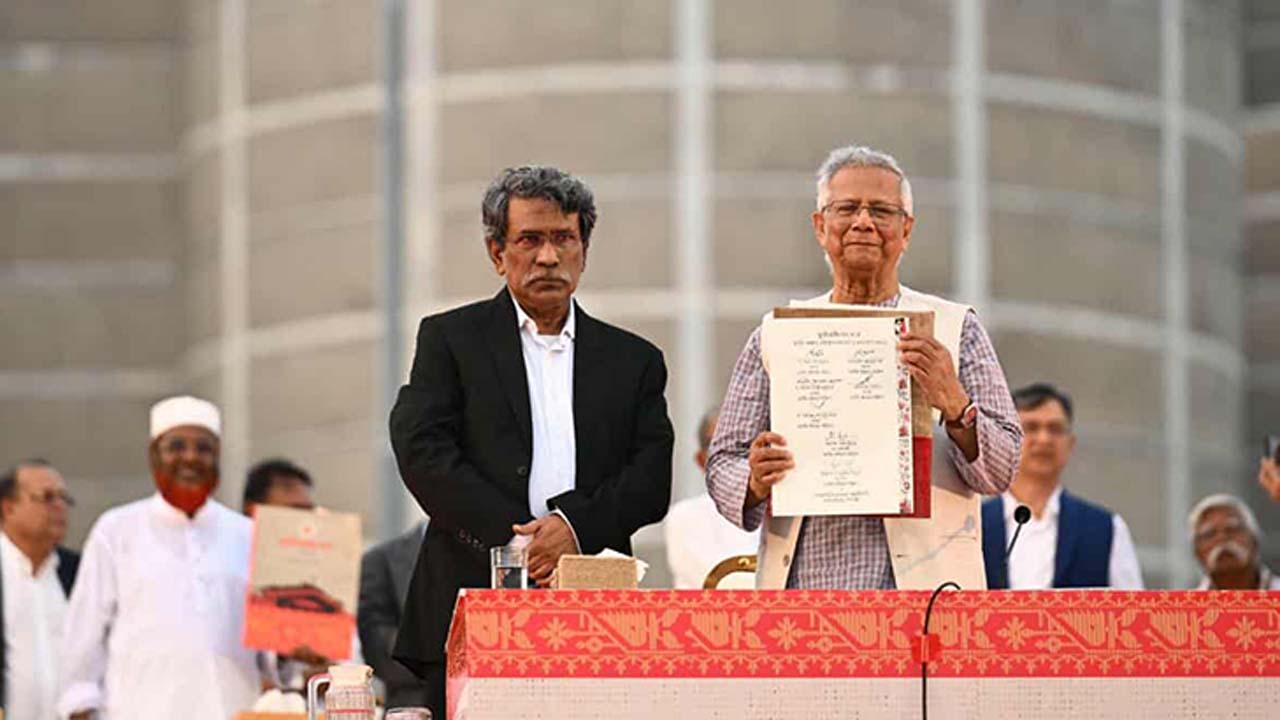 জুলাই জাতীয় সনদে স্বাক্ষর করার পর তা তুলে ধরেছেন প্রধান উপদেষ্টা অধ্যাপক মুহাম্মদ ইউনূস