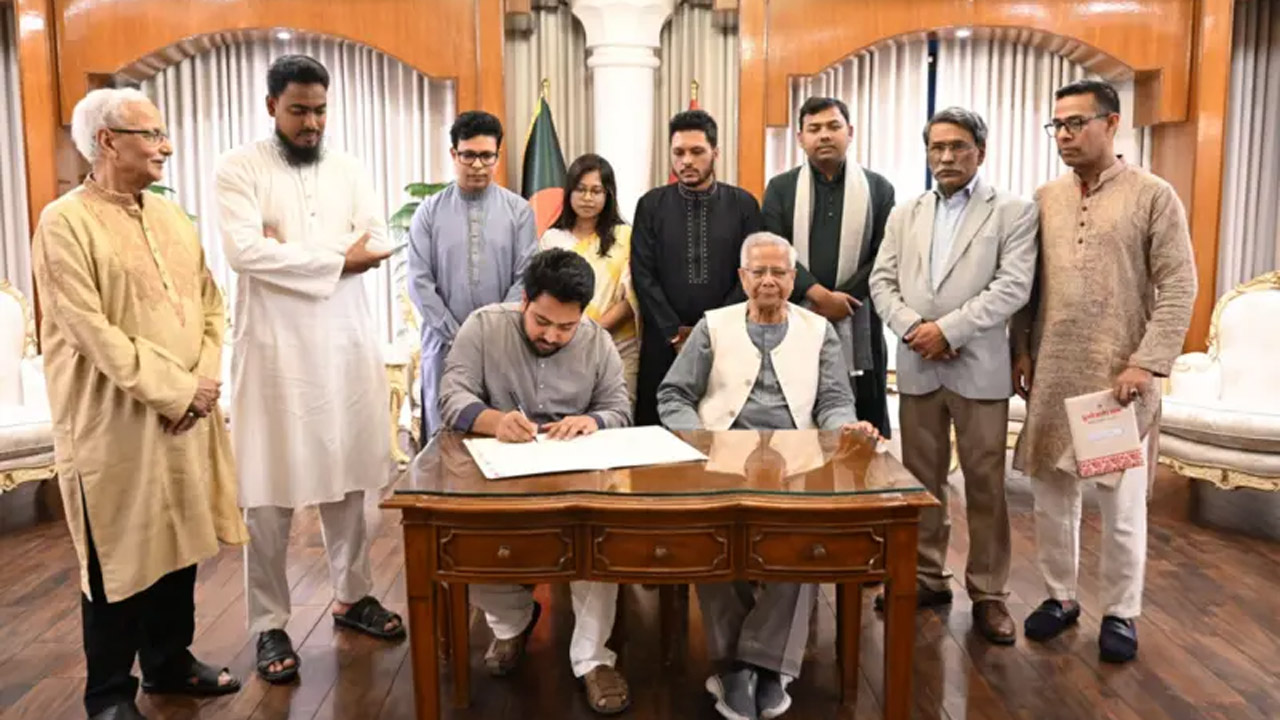 জুলাই জাতীয় সনদে স্বাক্ষর করছেন এনসিপির আহ্বায়ক নাহিদ ইসলাম