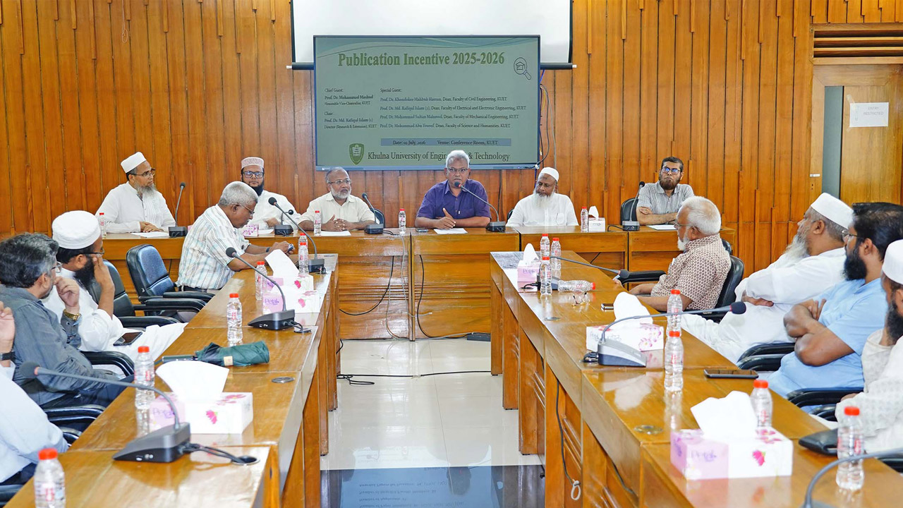 অনুষ্ঠানে বক্তব্য রাখেন কুয়েটের ভিসি প্রফেসর ড. মুহাম্মদ মাছুদ