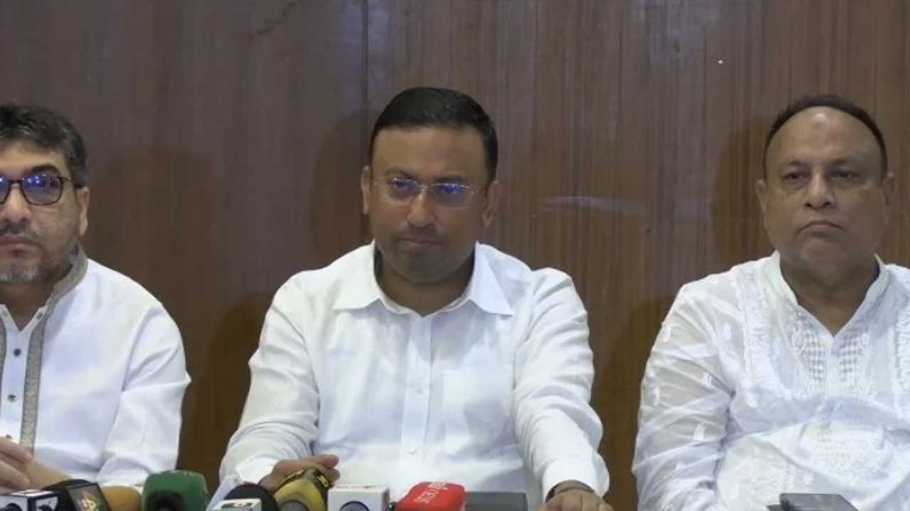সাংবাদিকদের সাথে সাক্ষাৎ করেন পররাষ্ট্র প্রতিমন্ত্রী হুমায়ুন কবির