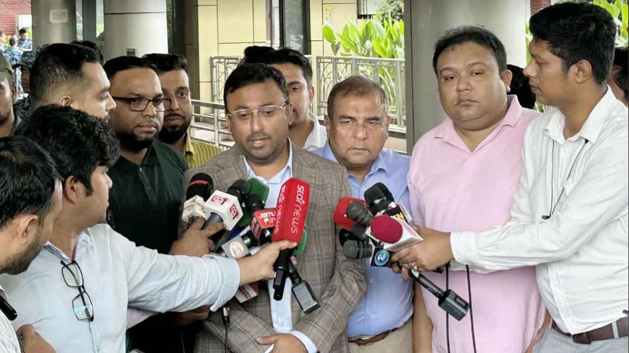 বিমানবন্দরে সাংবাদিকদের সাথে কথা বলছেন তারেক রহমানের পররাষ্ট্রবিষয়ক উপদেষ্টা হুমায়ুন কবির