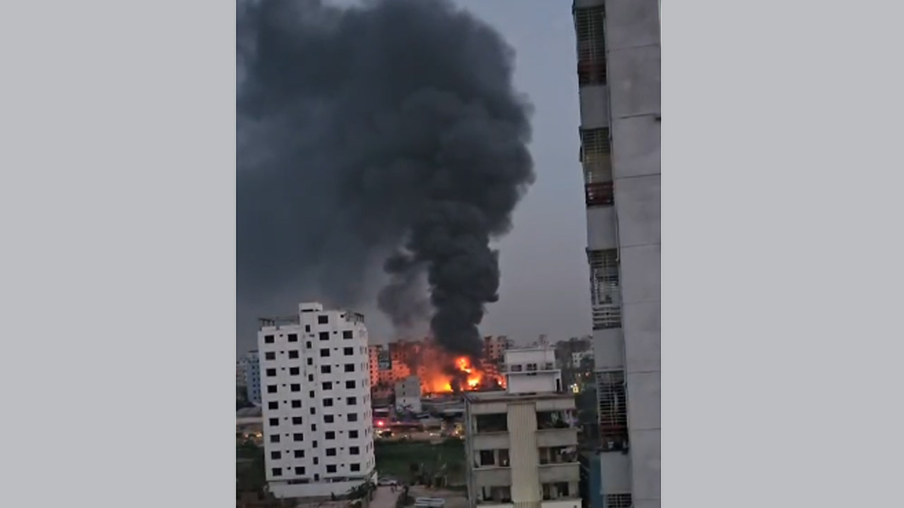 আগুনে ধোঁয়ার কুণ্ডলী