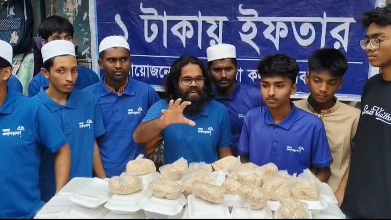 কলাপাড়ায় দরিদ্রদের মাঝে ১ টাকায় ইফতার সামগ্রী বিতরণ করে একটি স্বেচ্ছাসেবী সংগঠন