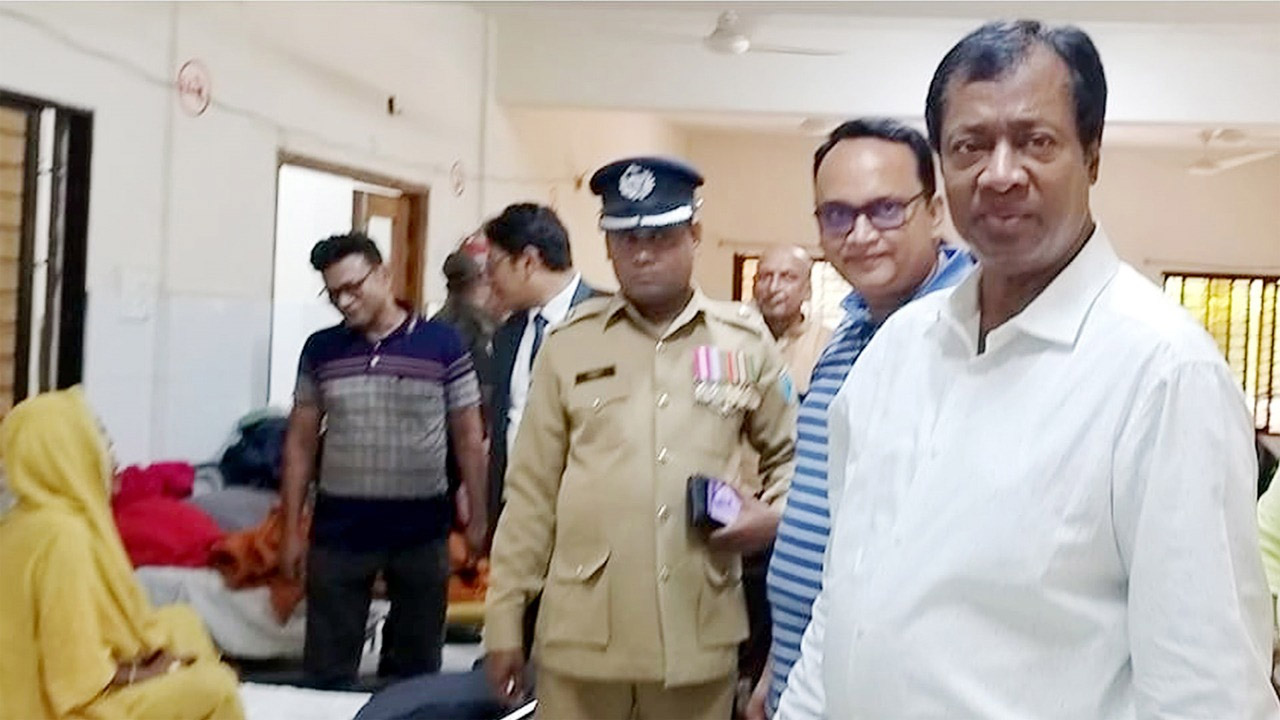 কালিয়া উপজেলা স্বাস্থ্য কমপ্লেক্সের অনিয়ম দেখে এমপির অসন্তোষ