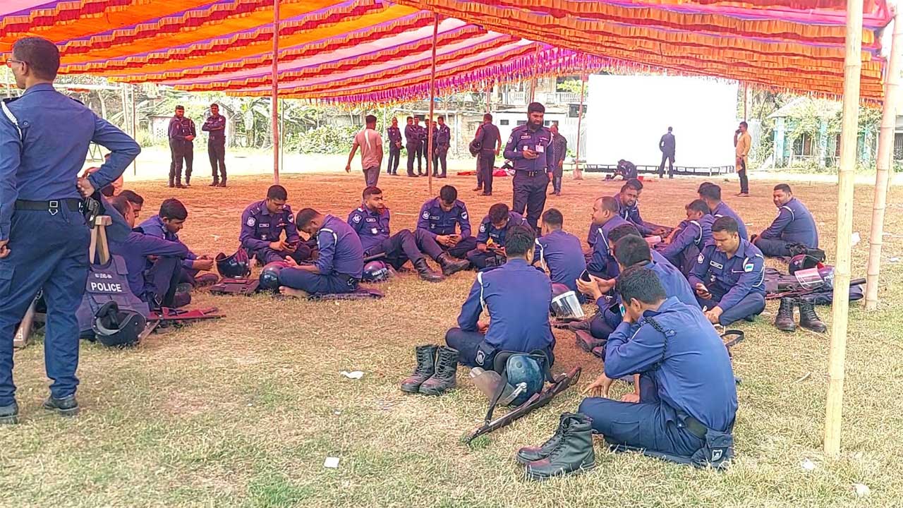কালীগঞ্জে বিএনপির বহিষ্কৃত নেতা সাইফুল ইসলাম ফিরোজের ইফতার মাহফিলের প্যান্ডেলে পুলিশের অবস্থান
