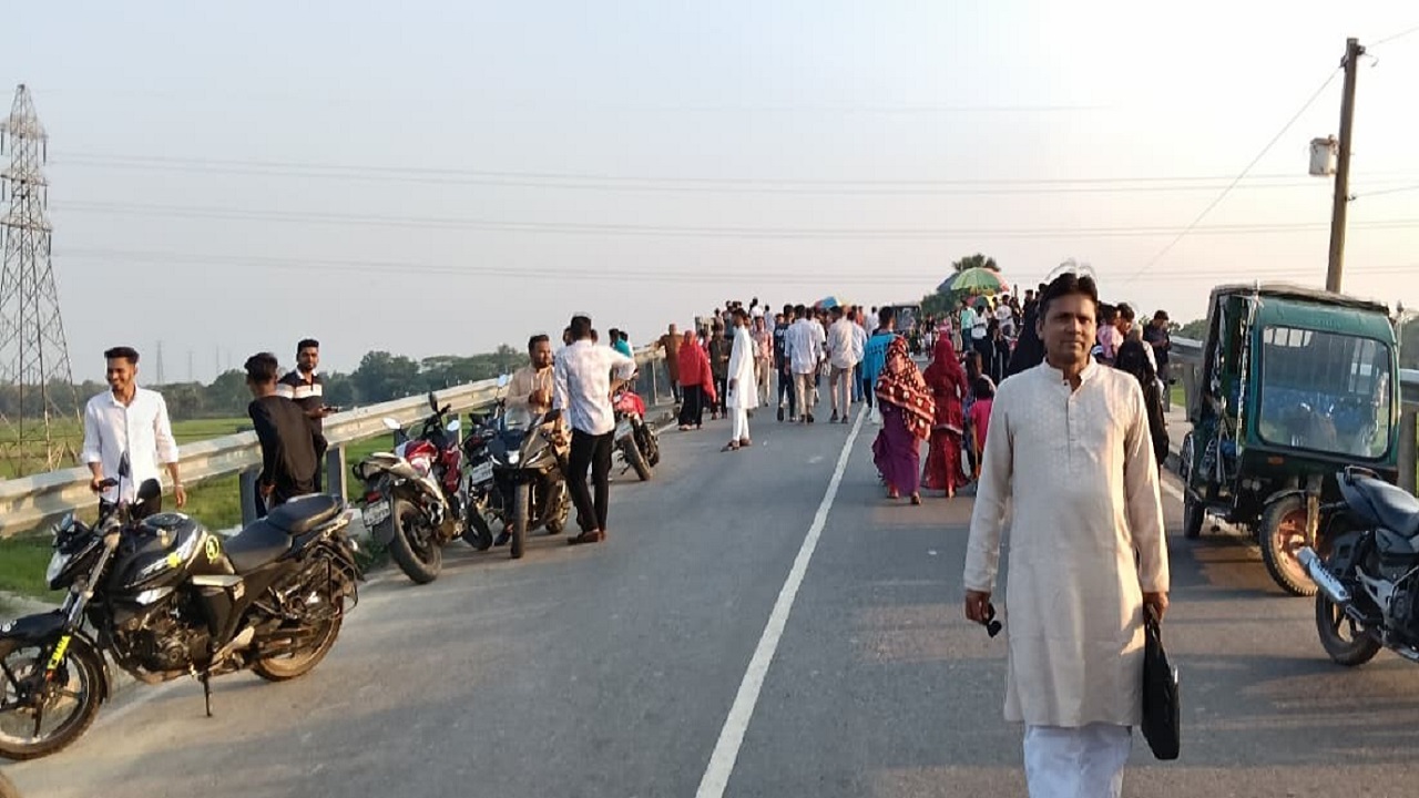 কালীগঞ্জের ফুলদী নলী ব্রিজে ঈদের ছুটিতে হাজারো মানুষের ঢল