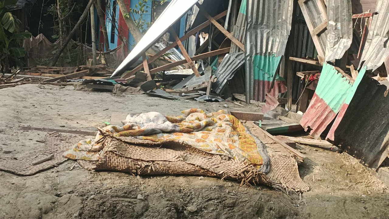 লক্ষ্মীপুরে প্রতিপক্ষের হামলায় বসতঘরে হারিয়ে খোলা আকাশের নিচে বসবাস