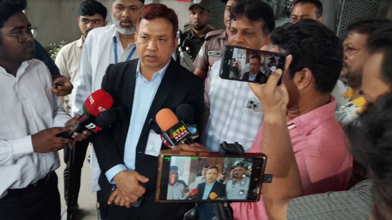সাংবাদিকদের সাথে কথা বলছেন স্বাস্থ্য মন্ত্রণালয়ের সচিব মো: কামরুজ্জামান চৌধুরী