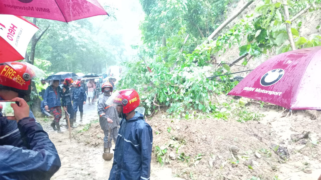 যান চলাচল সচল করতে ফায়ারসার্ভিসসহ সংশ্লিষ্টদের তৎপরতা