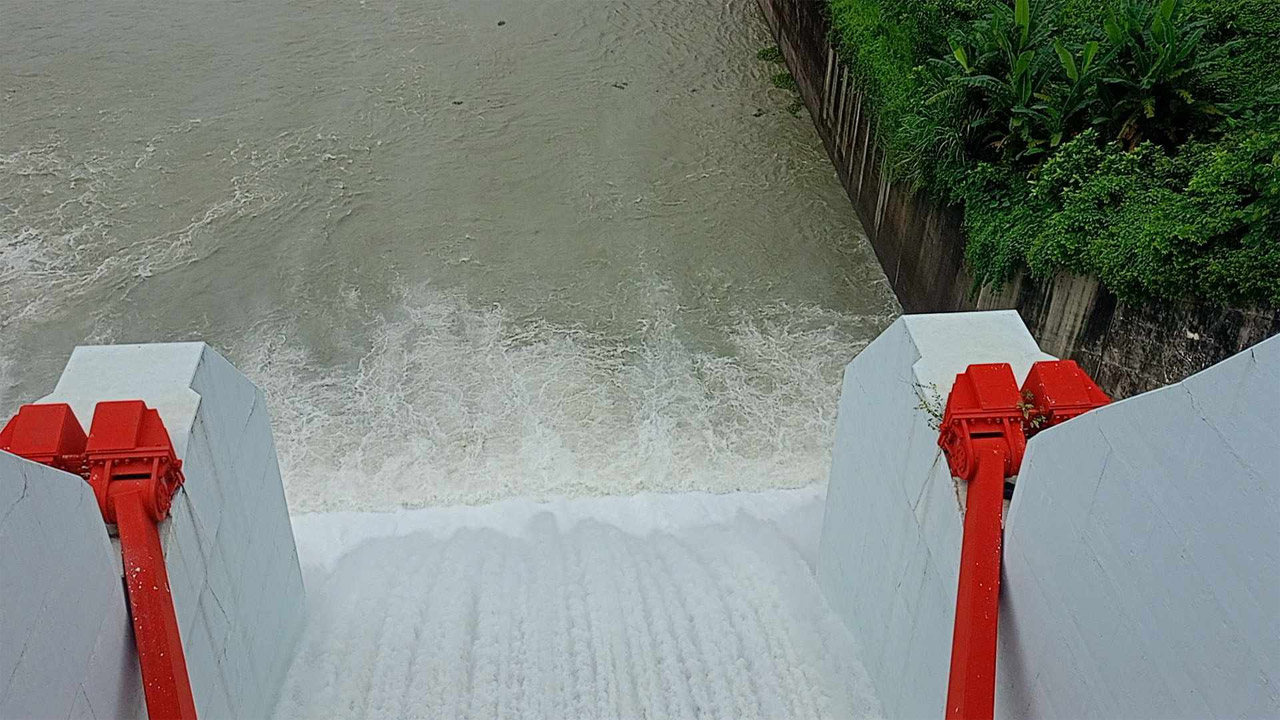 স্পিলওয়ের গেট খুলে বাঁধের পানি কমানো হচ্ছে
