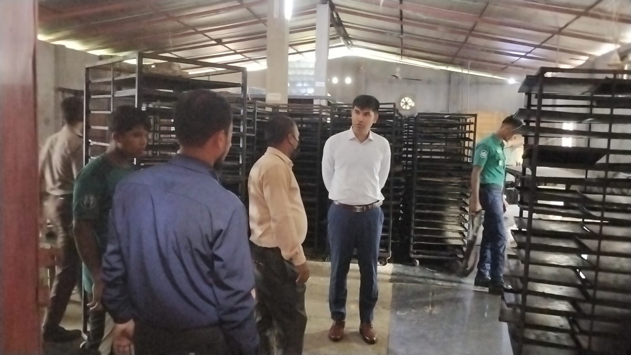 কর্ণফুলীতে অস্বাস্থ্যকর পরিবেশে খাদ্যপণ্য উৎপাদন, মোবাইল কোর্টে বেকারি সিলগালা