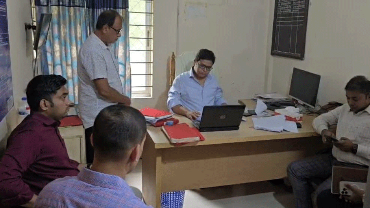 কর্মকর্তা-কর্মচারি বরখাস্ত
