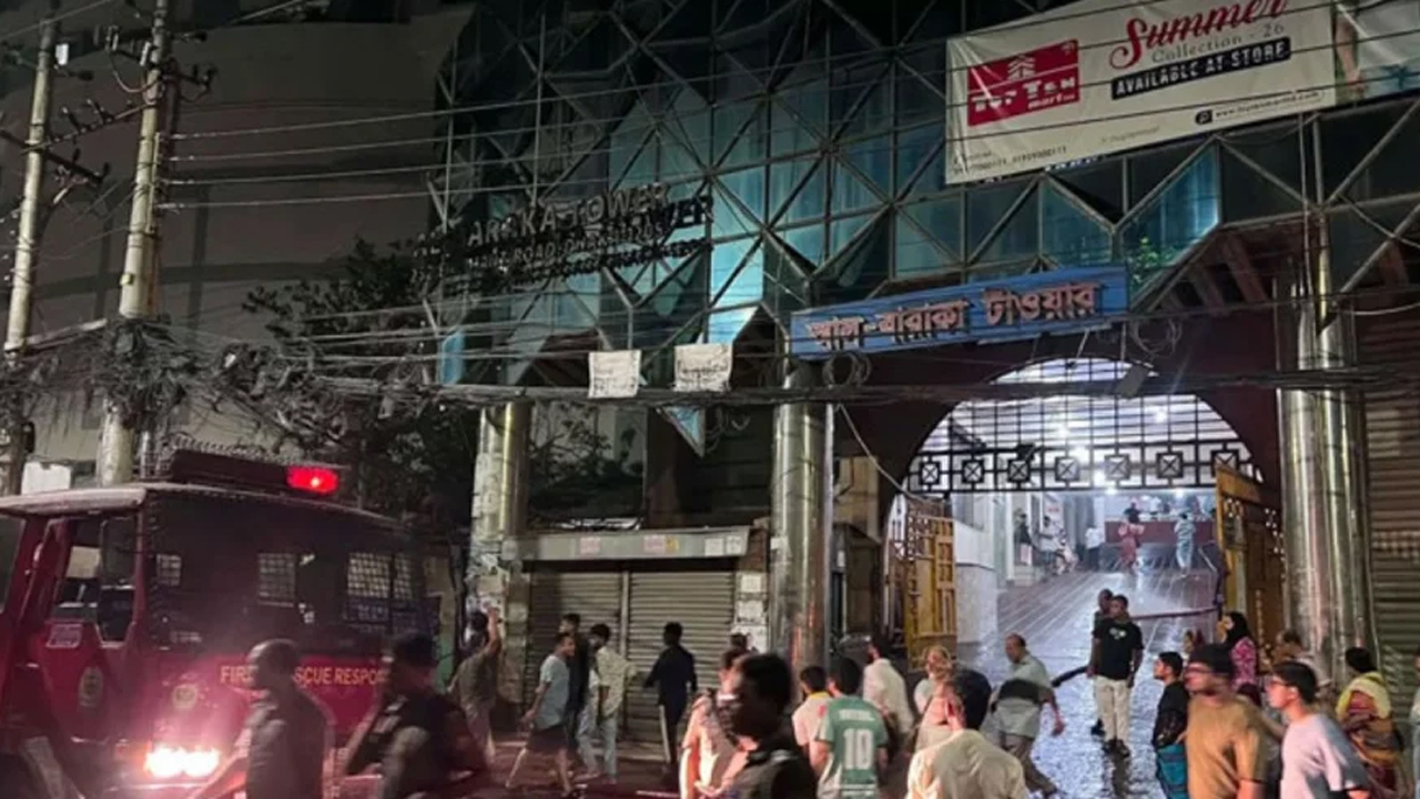কাঁটাবনের আল বারাকা টাওয়ার শুক্রবার দিবাগত রাত ১টা ৫ মিনিটে আগুন লাগার খবর পায় ফায়ার সার্ভিস