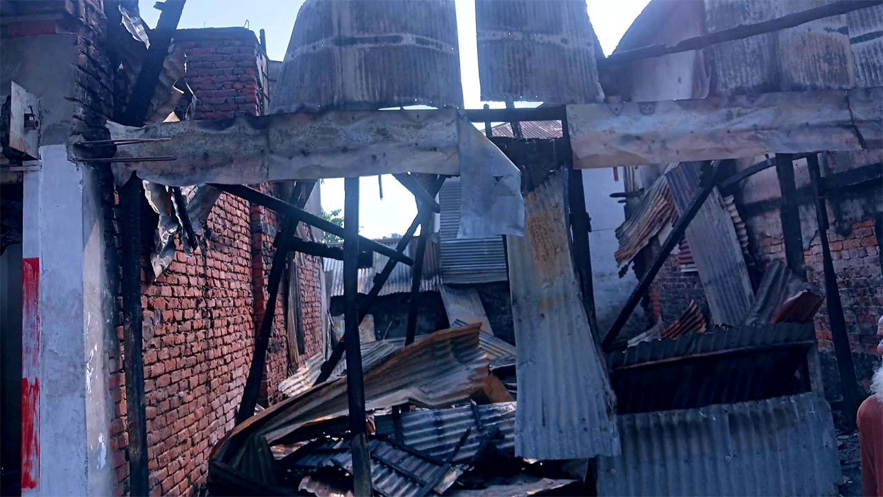 আগুনে ক্ষতিগ্রস্ত প্রতিষ্ঠান