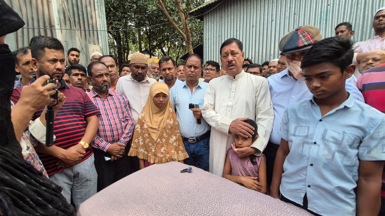 কটিয়াদীর জালালপুরে নিহত বাচ্চু মিয়ার বাড়িতে এমপি জালাল উদ্দীন