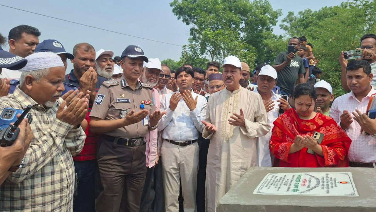 কটিয়াদীতে খাল খনন কর্মসূচির উদ্বোধন